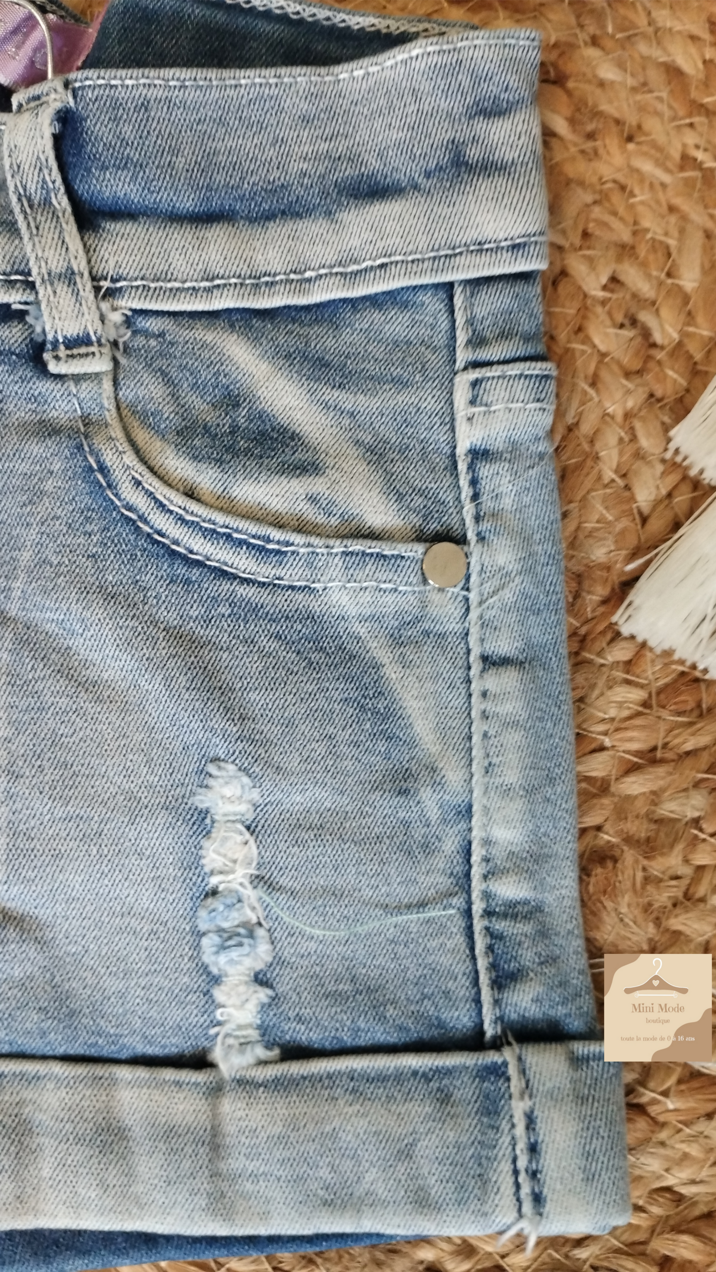 Short denim tendance avec détails brodés