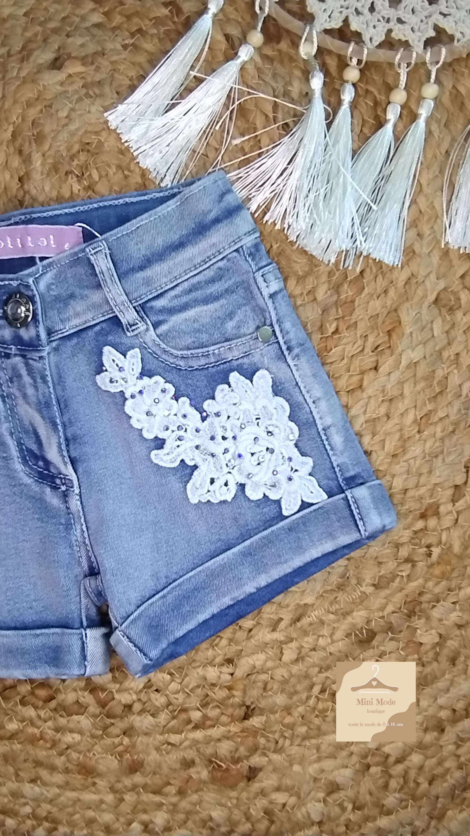 Short jean style girly avec broderies
