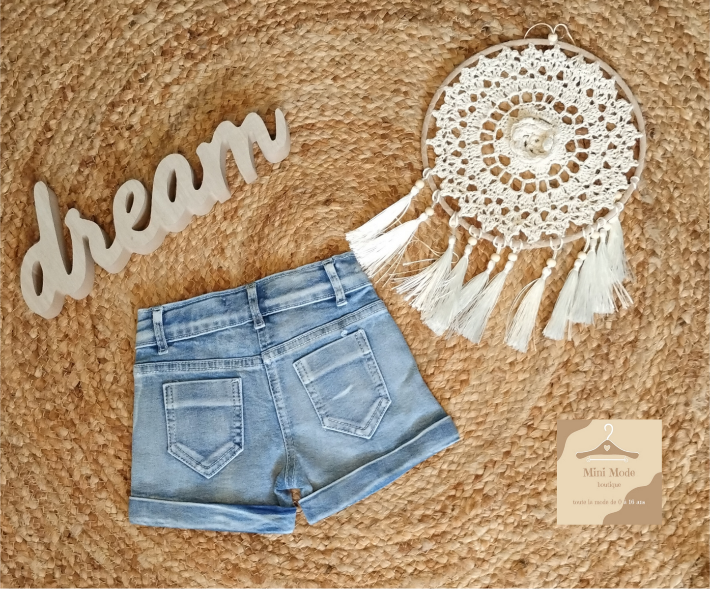 Short jean tendance pour l'été enfant
