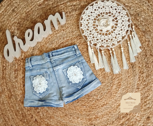 Short jean bleu délavé avec poches brodées
